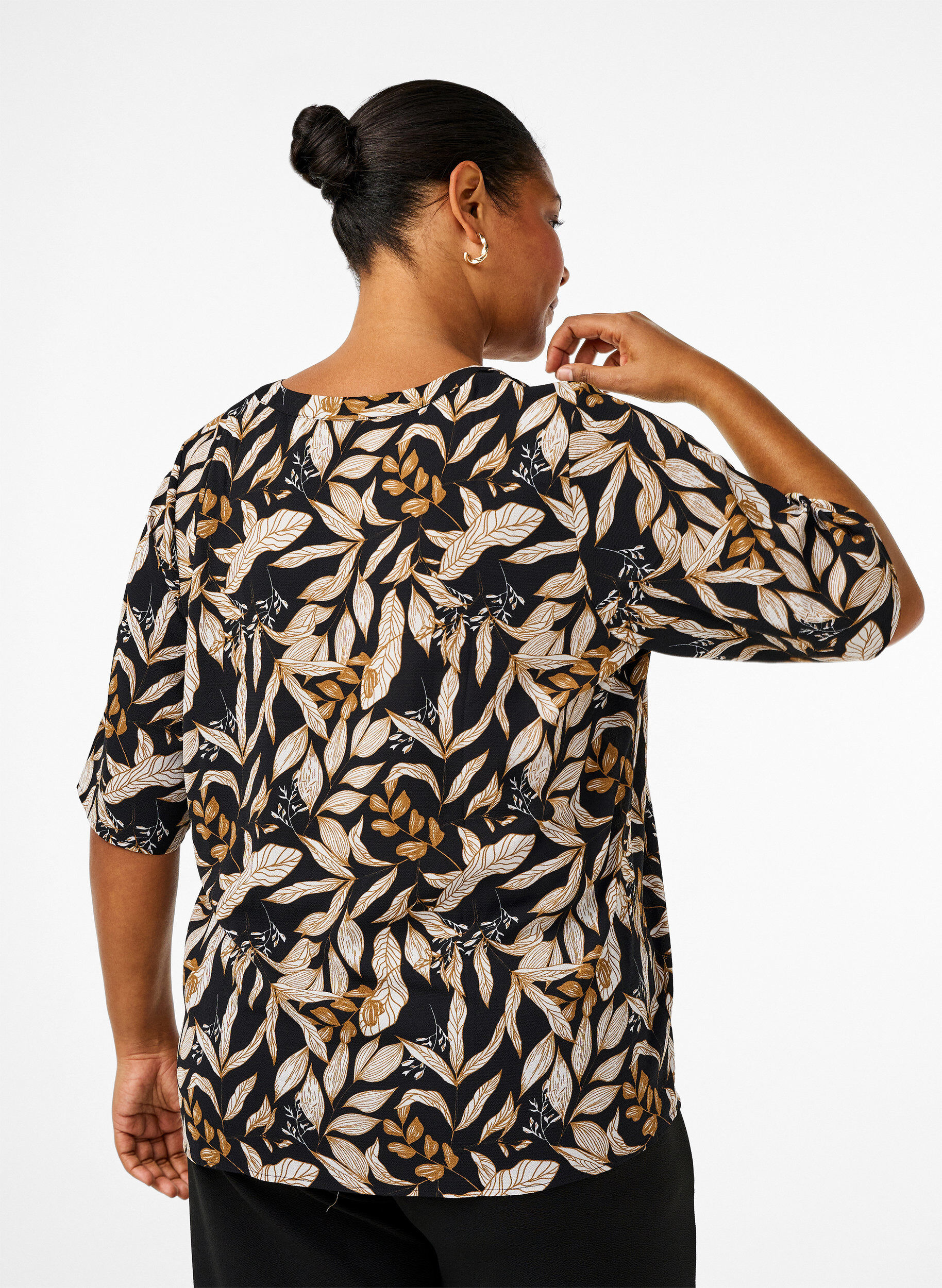 Zizzi Bluse med V-hals og bladtrykk, Black Leaf AOP, Model image number 1
