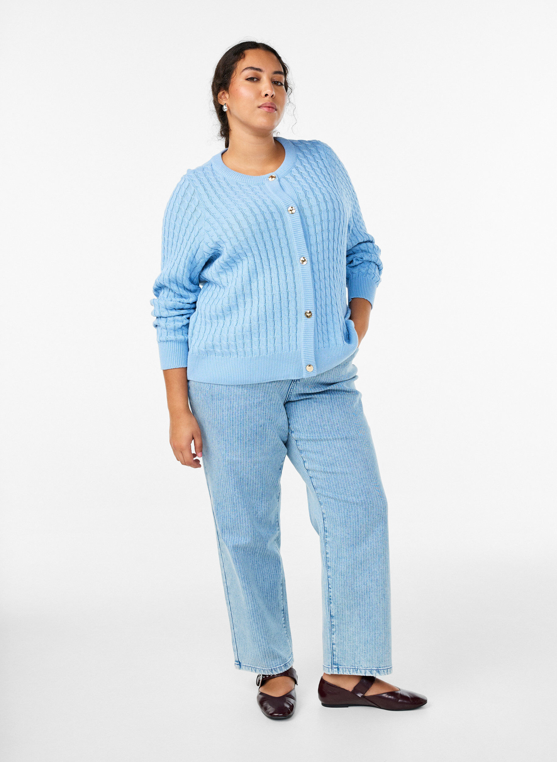 Zizzi Flettestrikket cardigan med gullfargede knapper, Bl&aring;, Model image number 1