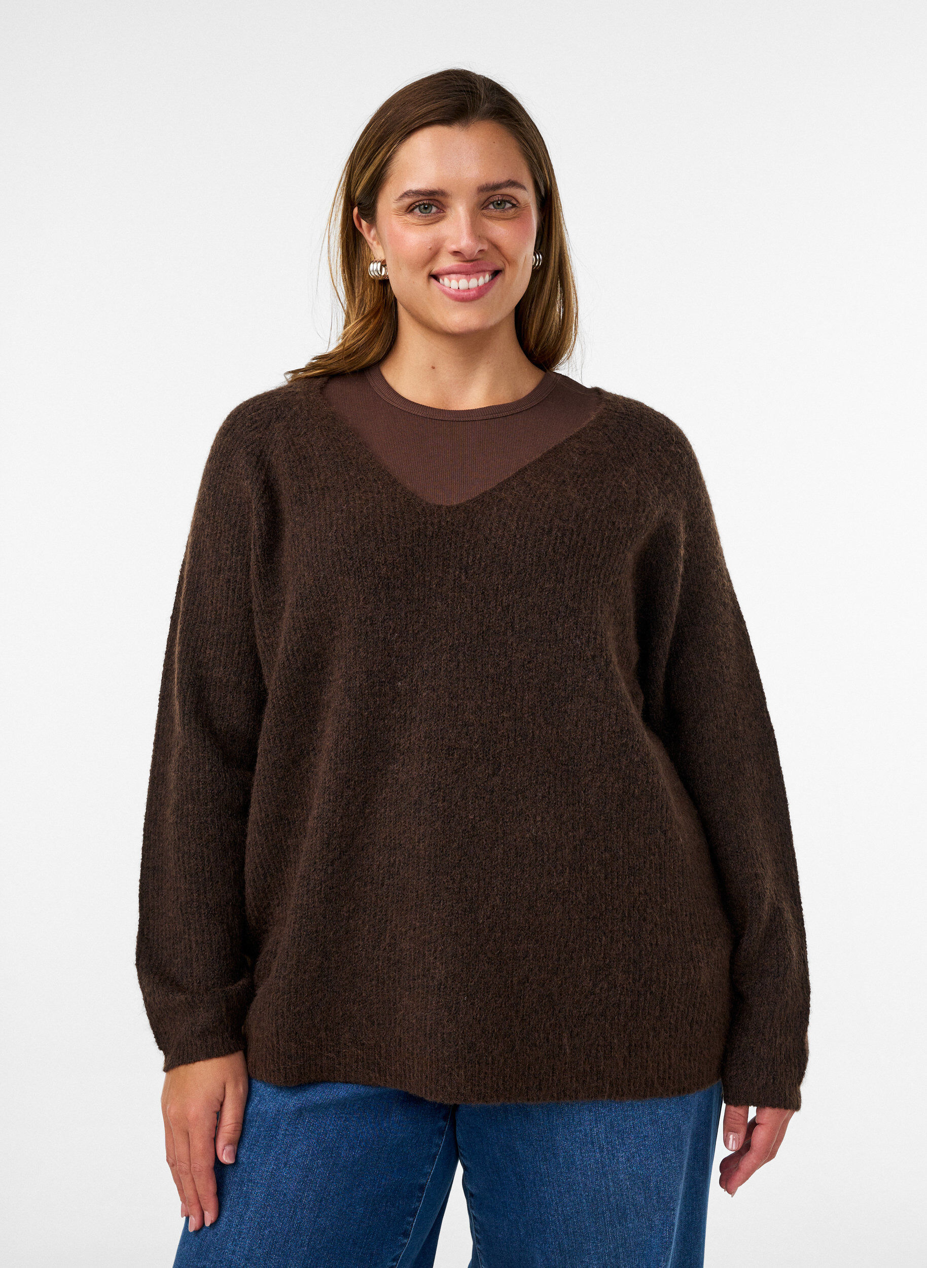 Strikkebluse med V-hals og raglanermer, Brun, Model