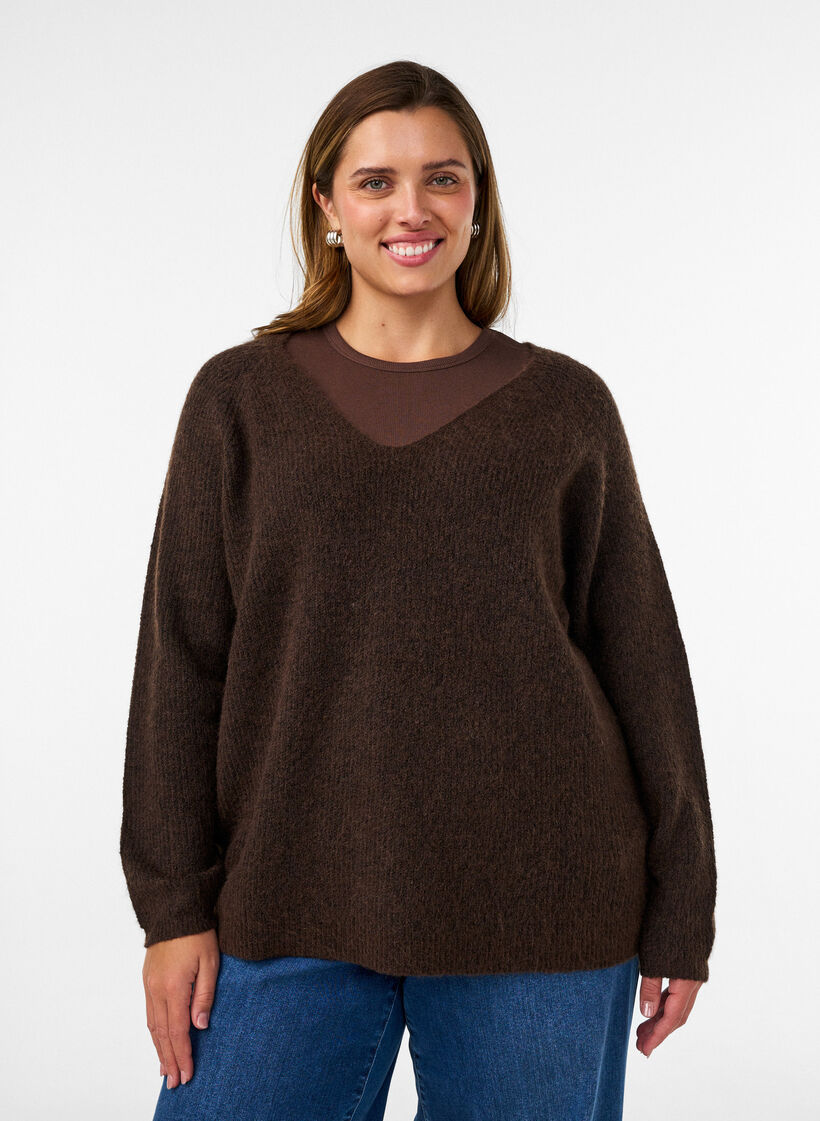 Strikkebluse med V-hals og raglanermer, Brun, Model image number 0