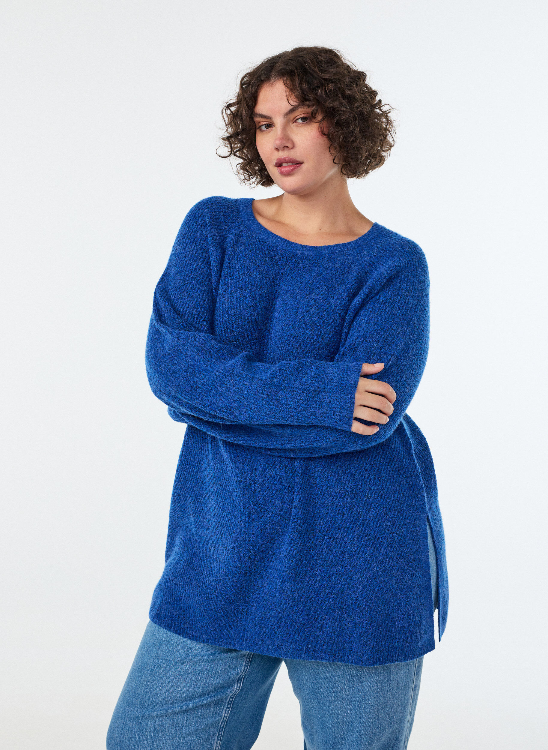 Strikkegenser med diagonalt m&oslash;nster og raglanermer, Bl&aring;, Model