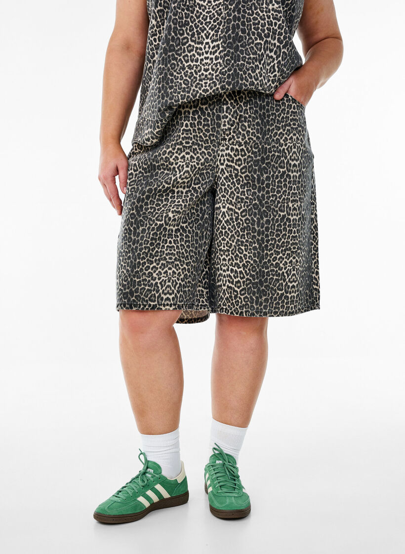 Leopardmønstret denim Bermudashorts, Leopard, Model
