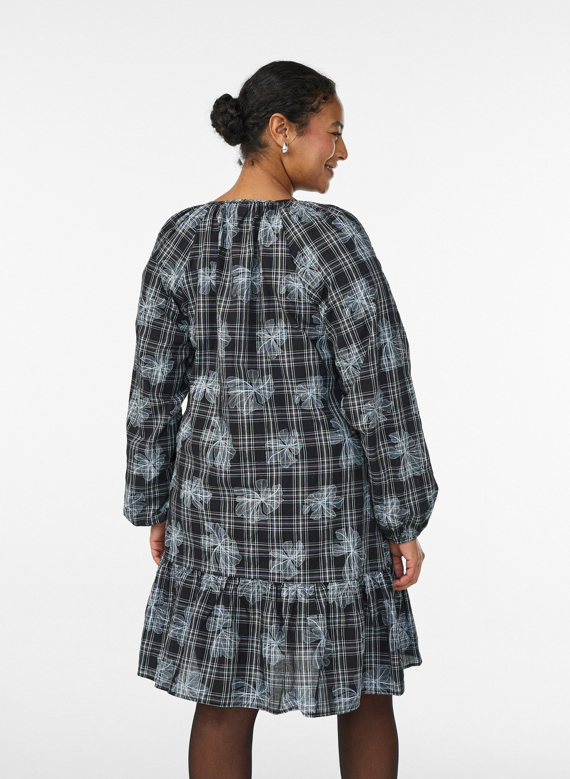 Zizzi Kort kjole med rutet og blomstertrykk, Svart, Model image number 2