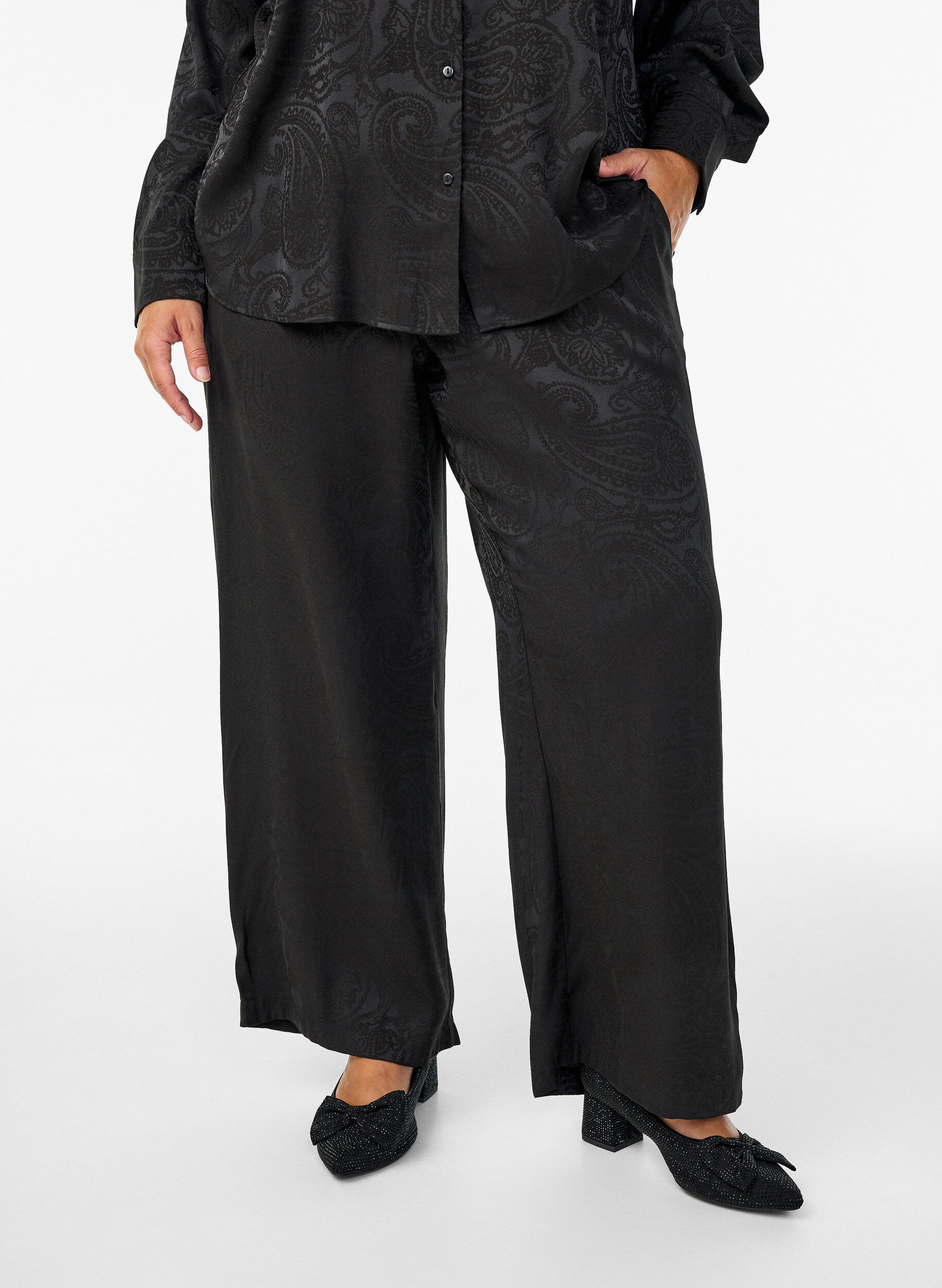 ZizziLoose fit bukser med paisleym&oslash;nster og h&oslash;y midje, Svart, Model image number 2