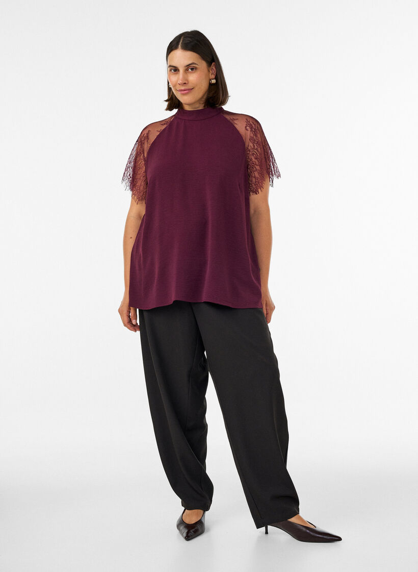 Bluse med korte blondeermer og h&oslash;y hals, R&oslash;d, Model image number 1