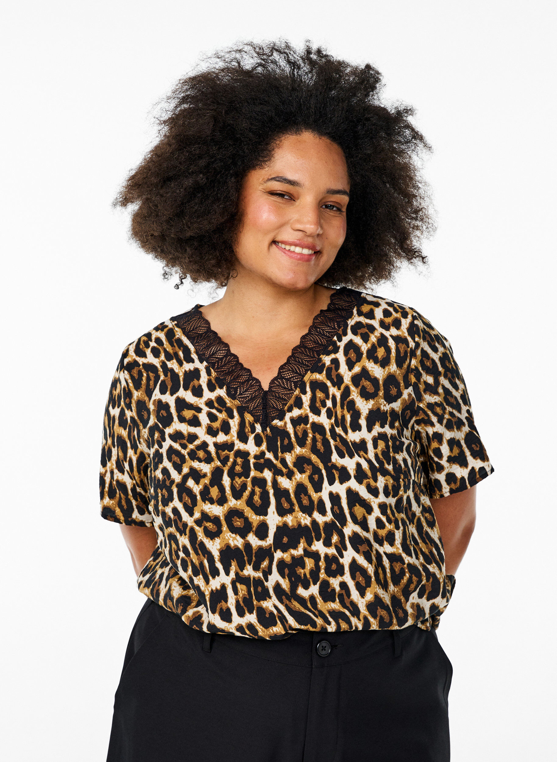 Zizzi Kortermet bluse i viskose med blondekant, Brun, Model image number 0