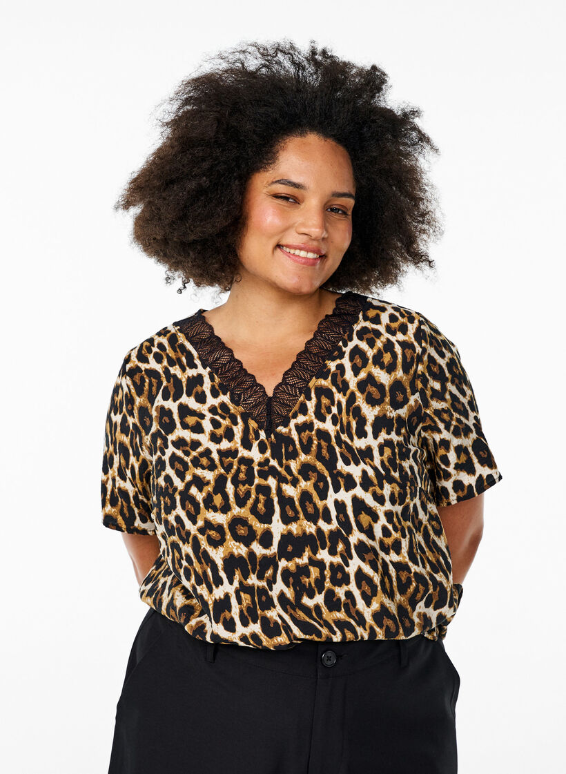 Kortermet bluse i viskose med blondekant, Brun, Model image number 0