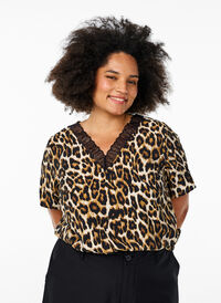 Kortermet bluse i viskose med blondekant, Brun Kortermet bluse i viskose med blondekant, Brun, Model