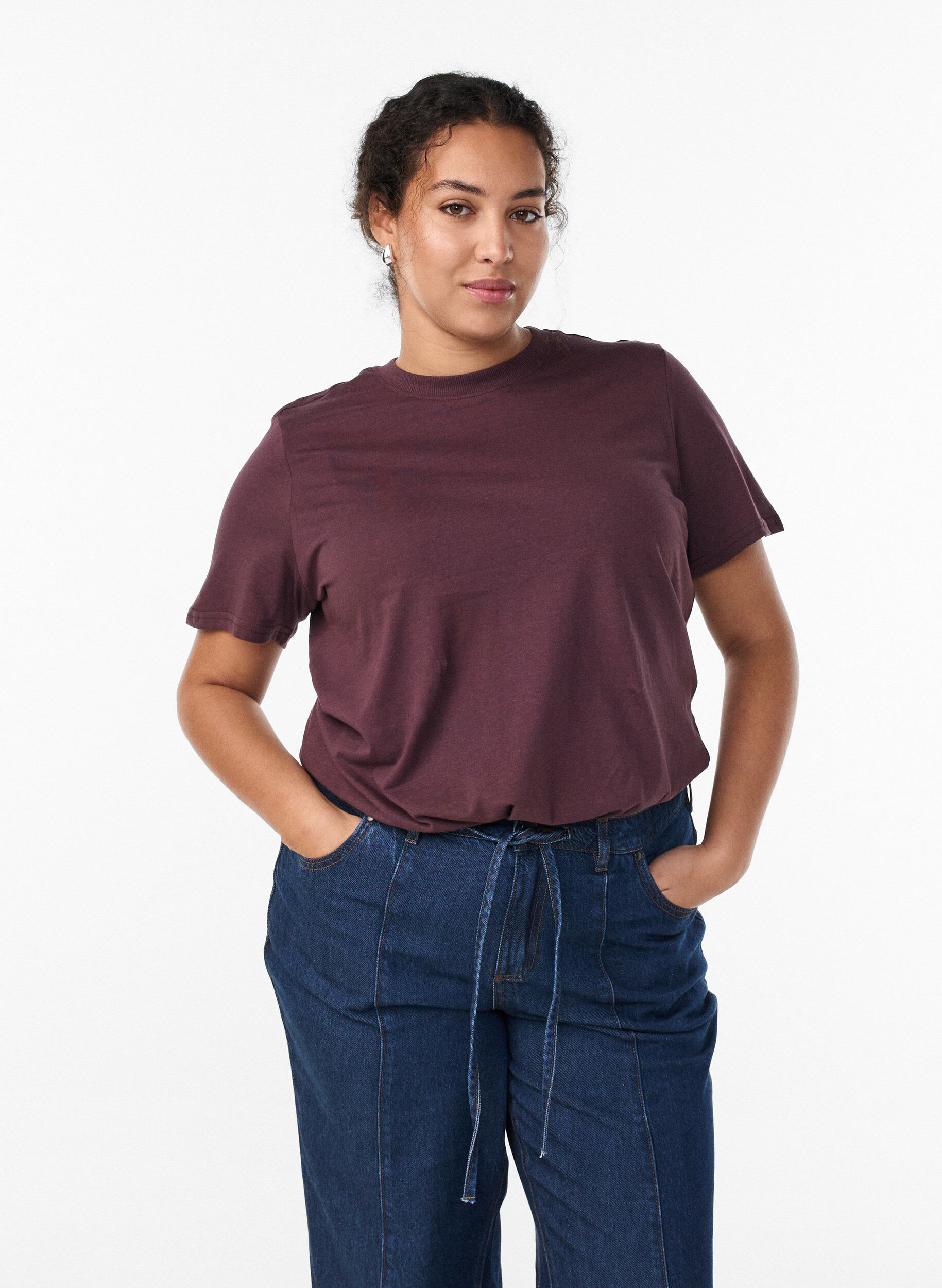 Basic T-skjorte i bomull med rund hals, M&oslash;rk Bordeaux, Model