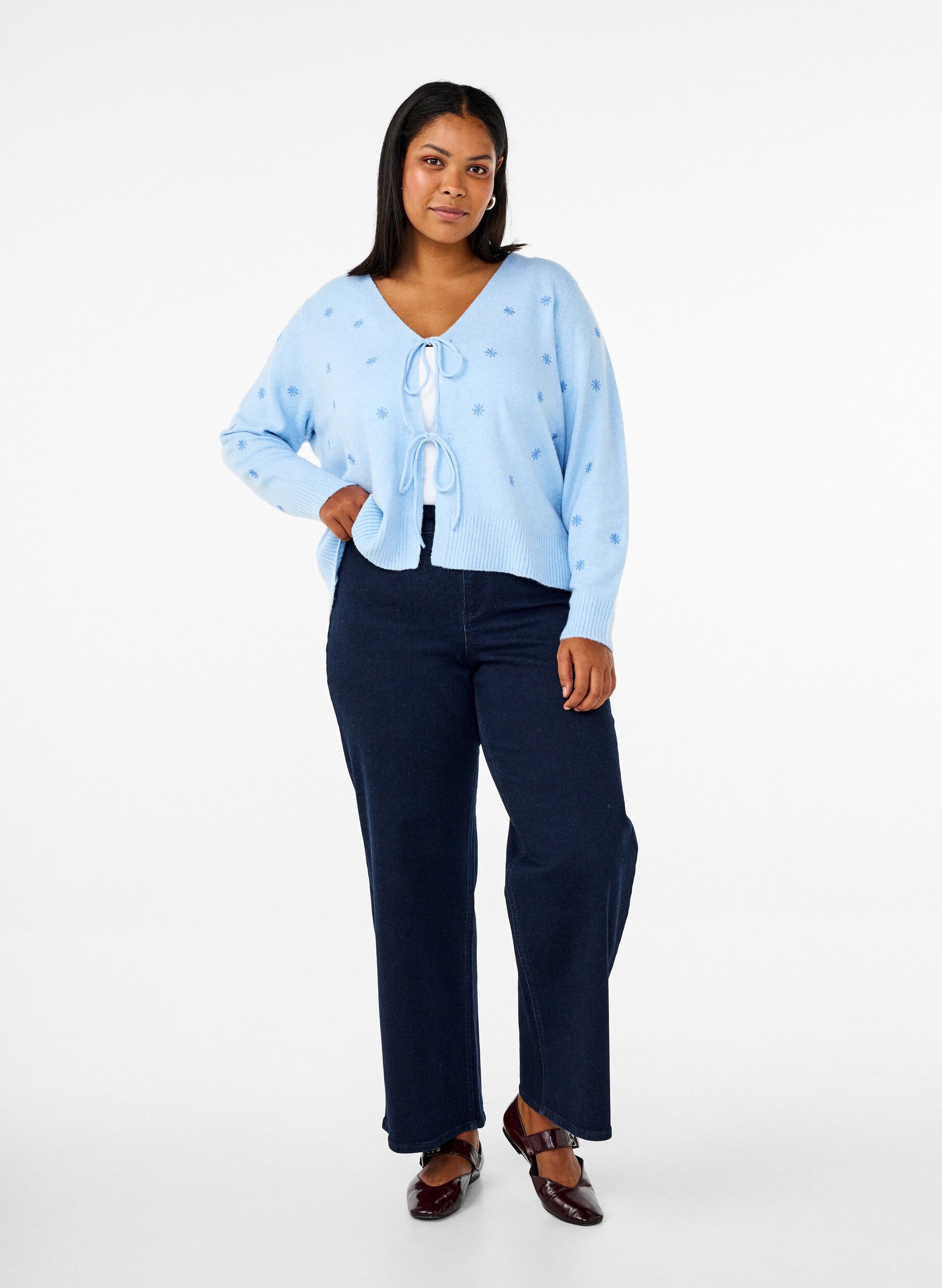 Zizzi Strikket cardigan med knytedetaljer og broderi, Cashmere Blue Comb, Model image number 2