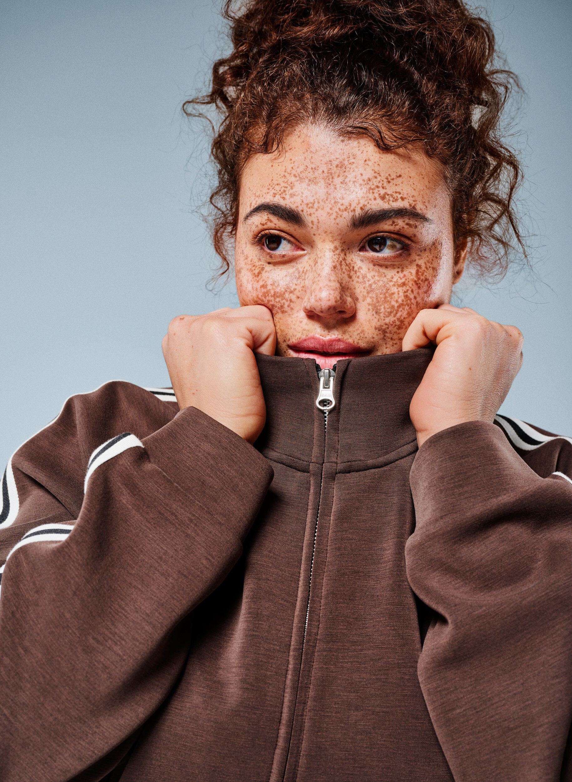 Treningstopp med h&oslash;y hals og striper p&aring; ermene