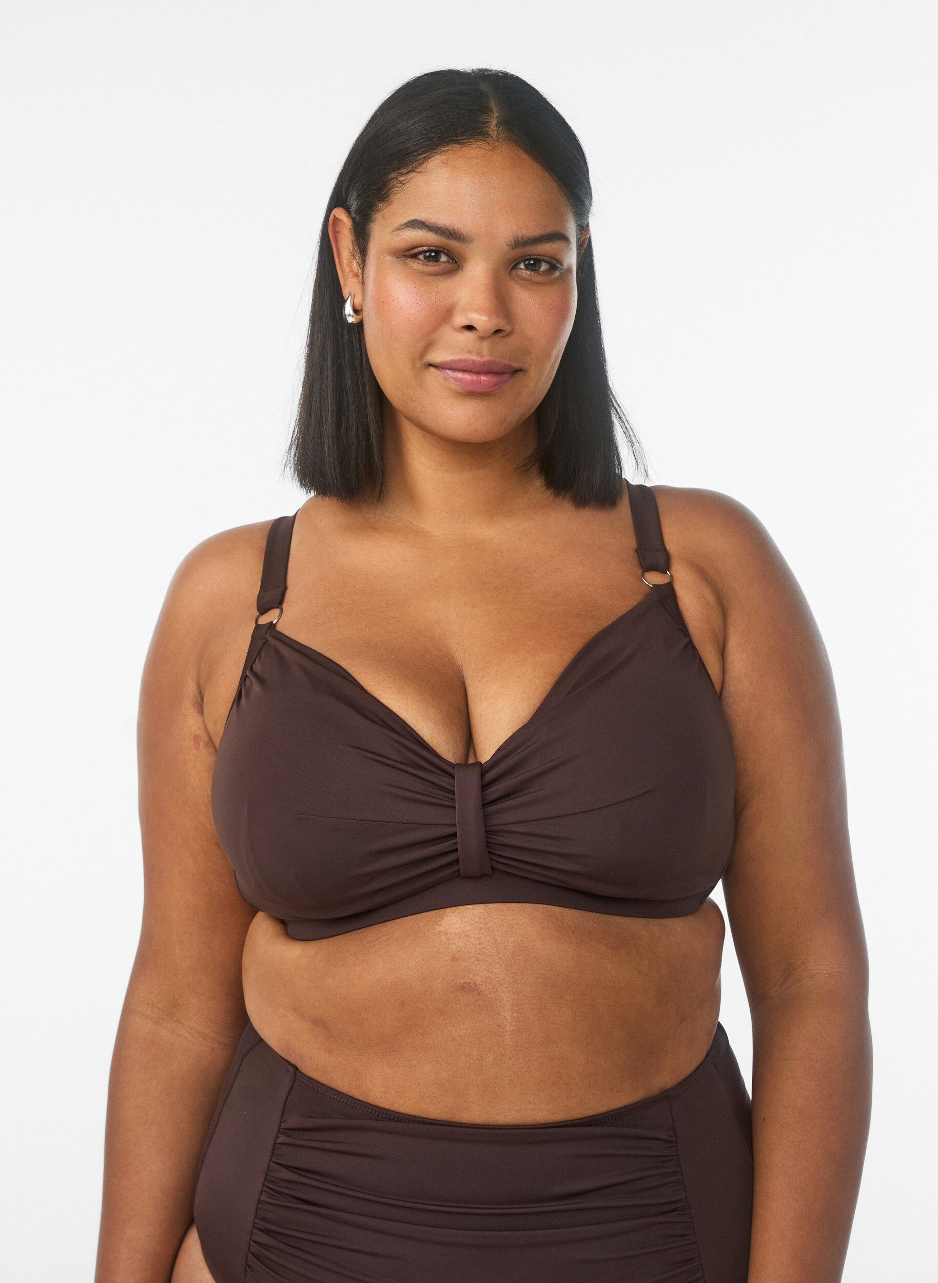 Bikinitopp med b&oslash;yle og drapering, Brun, Model