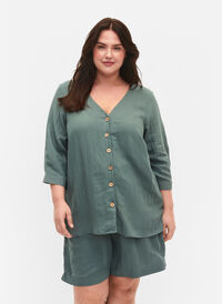 Bluse i viskose med knapper og V-hals, Balsam Green, Model