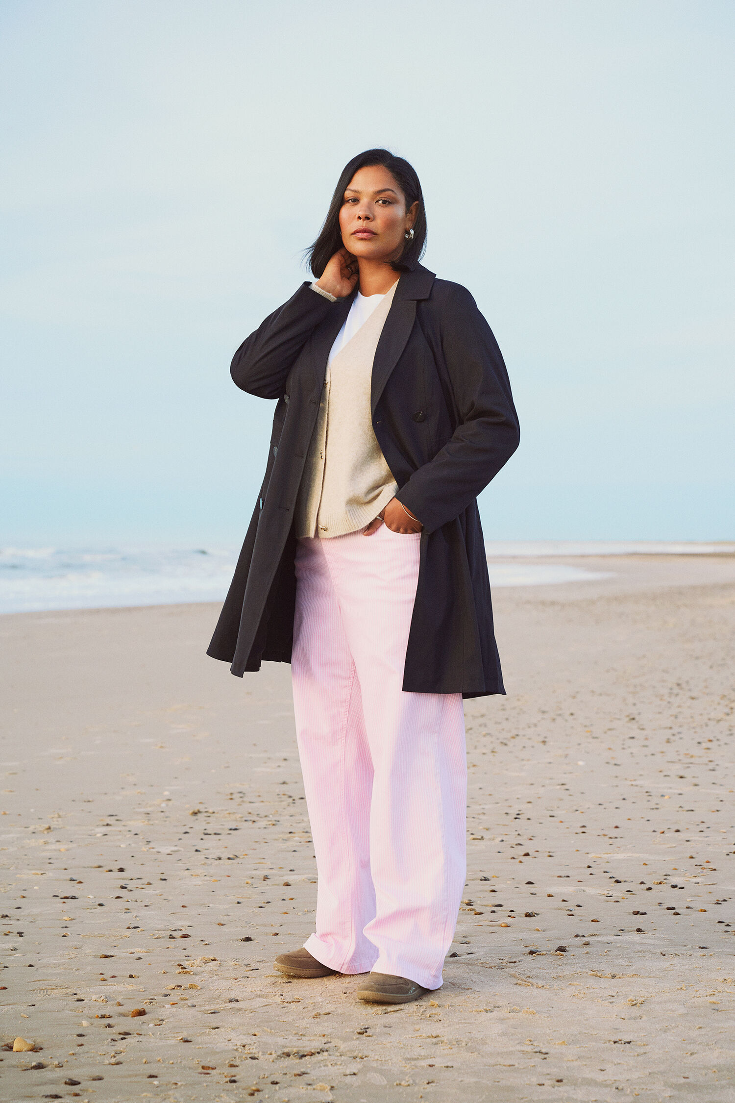 Svart trenchcoat, , Model