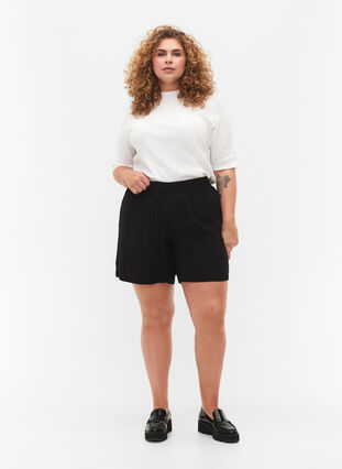 Zizzi Shorts med løs passform i viskose, Black, Model image number 4