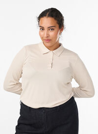 Poloskjorte i myk ribb med lange ermer, Beige Poloskjorte i myk ribb med lange ermer, Beige, Model