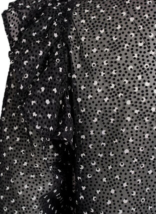 Zizzi Chiffonbluse med volangdetaljer og små prikker, Svart, Packshot image number 3