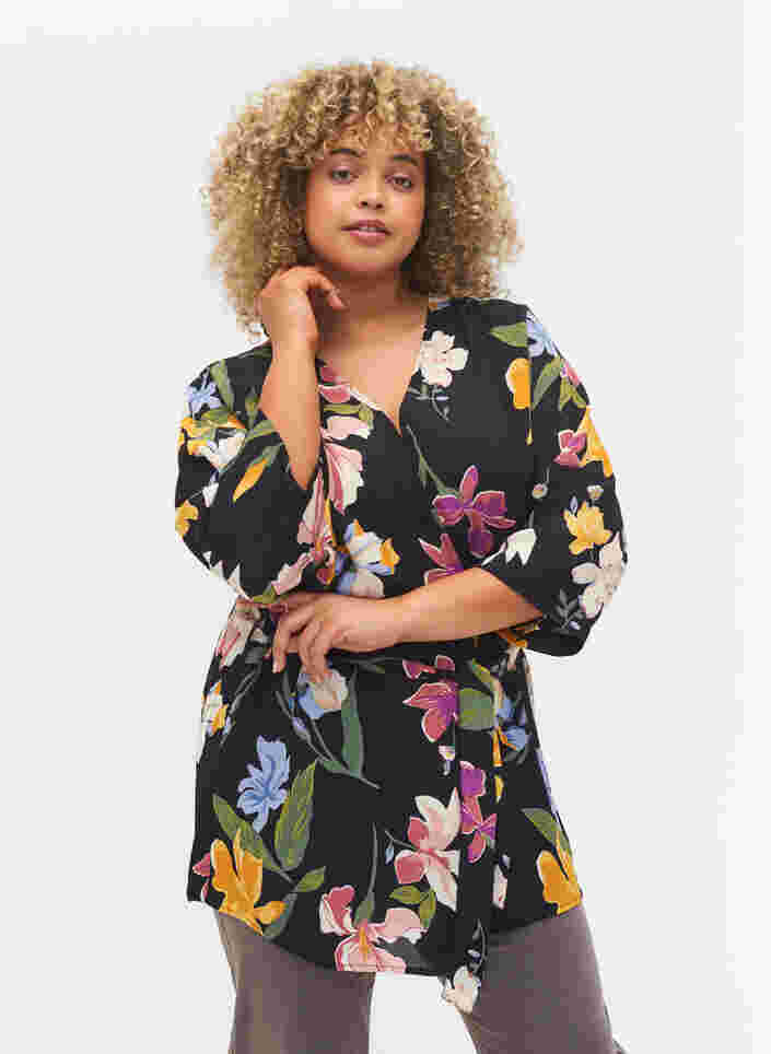 Blomstrete kimono i viskose, Big Flower AOP, Model