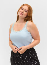 Topp med blondekant, Cashmere Blue, Model