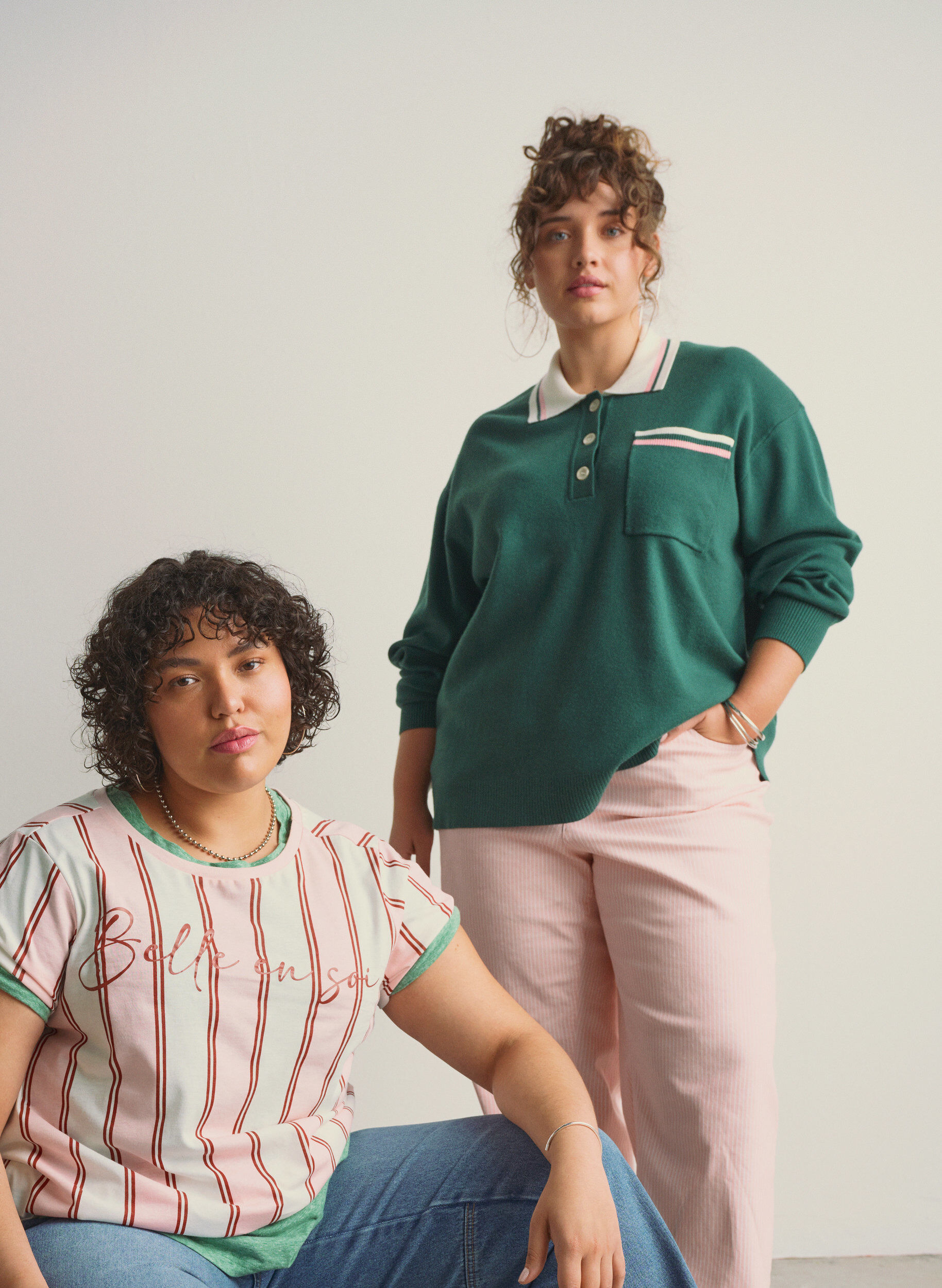 Zizzi Strikkebluse med poloskjorte-krage og kontraststriper, Gr&oslash;nn, Image image number 0