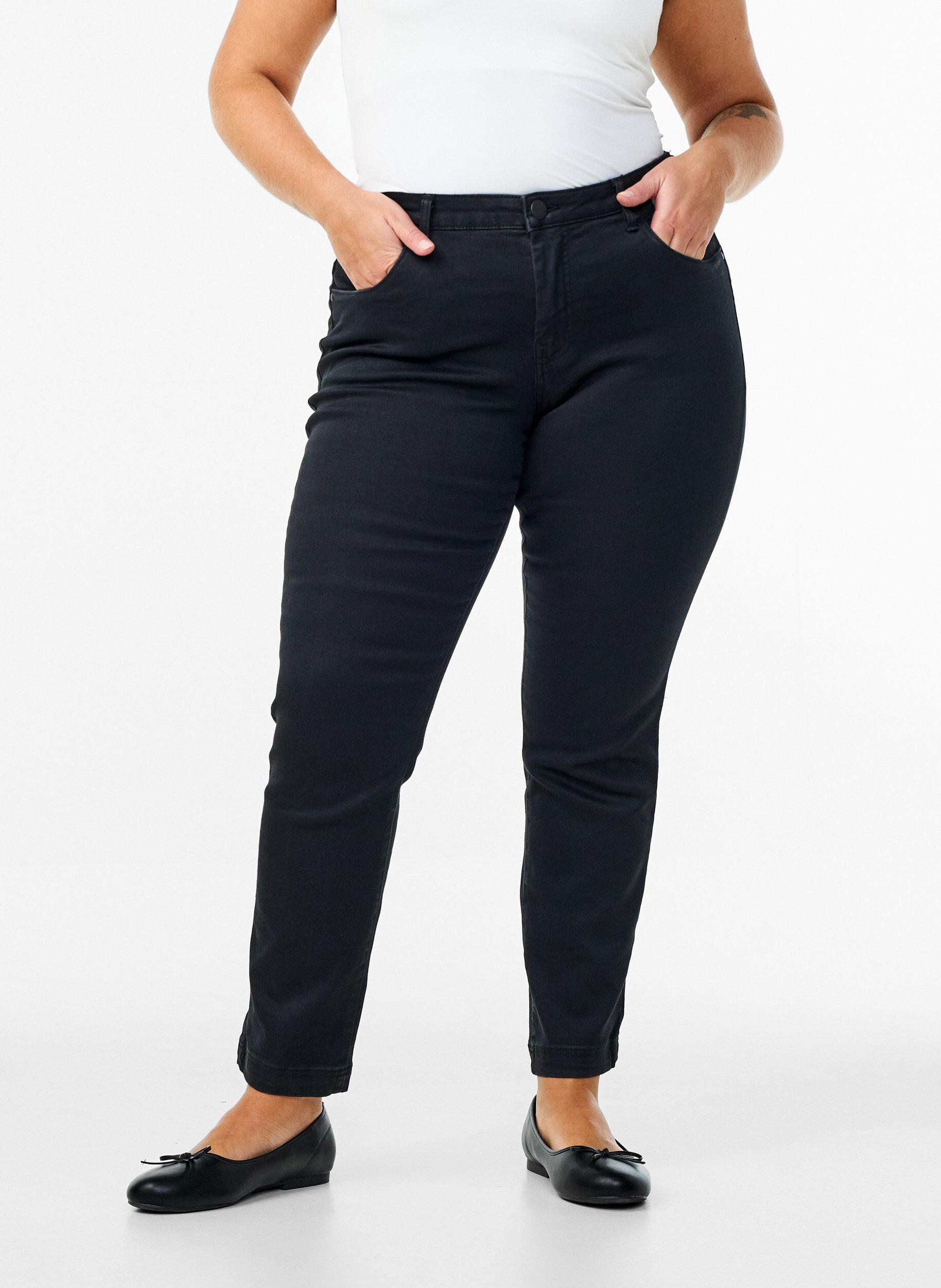 Zizzi Slim fit Emily jeans med normal midje, Svart, Model image number 2