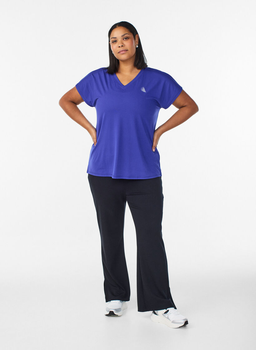 L&oslash;stsittende trenings-t-skjorte med v-hals, Lilla, Model image number 1