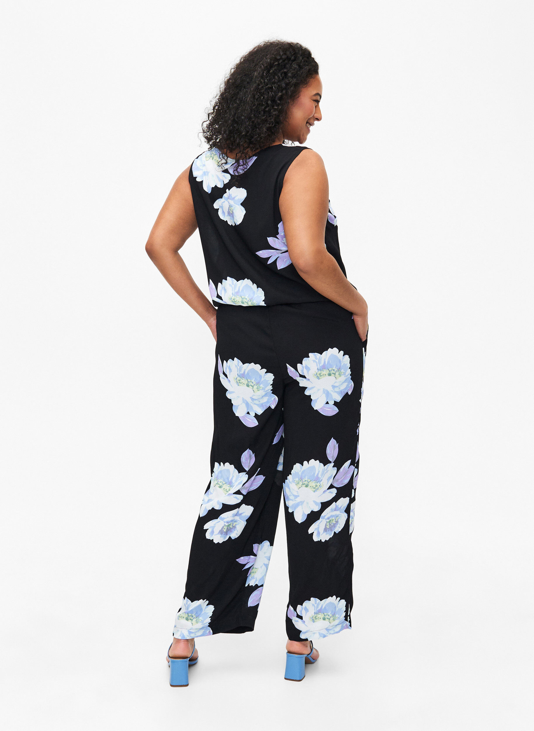 Zizzi Jumpsuit uten ermer i viskose, Black Big Flower AOP, Model image number 1