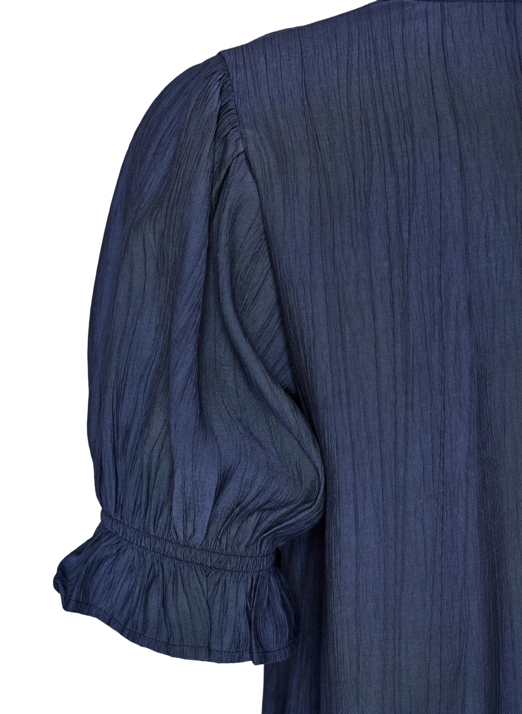 ZizziBluse i en kr&oslash;llete viskosblanding med V-hals, Bl&aring;, Packshot image number 3