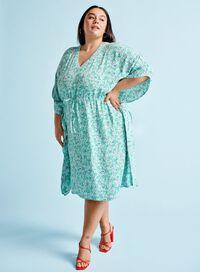 Blomstrete sommerkjole i blått, , Model