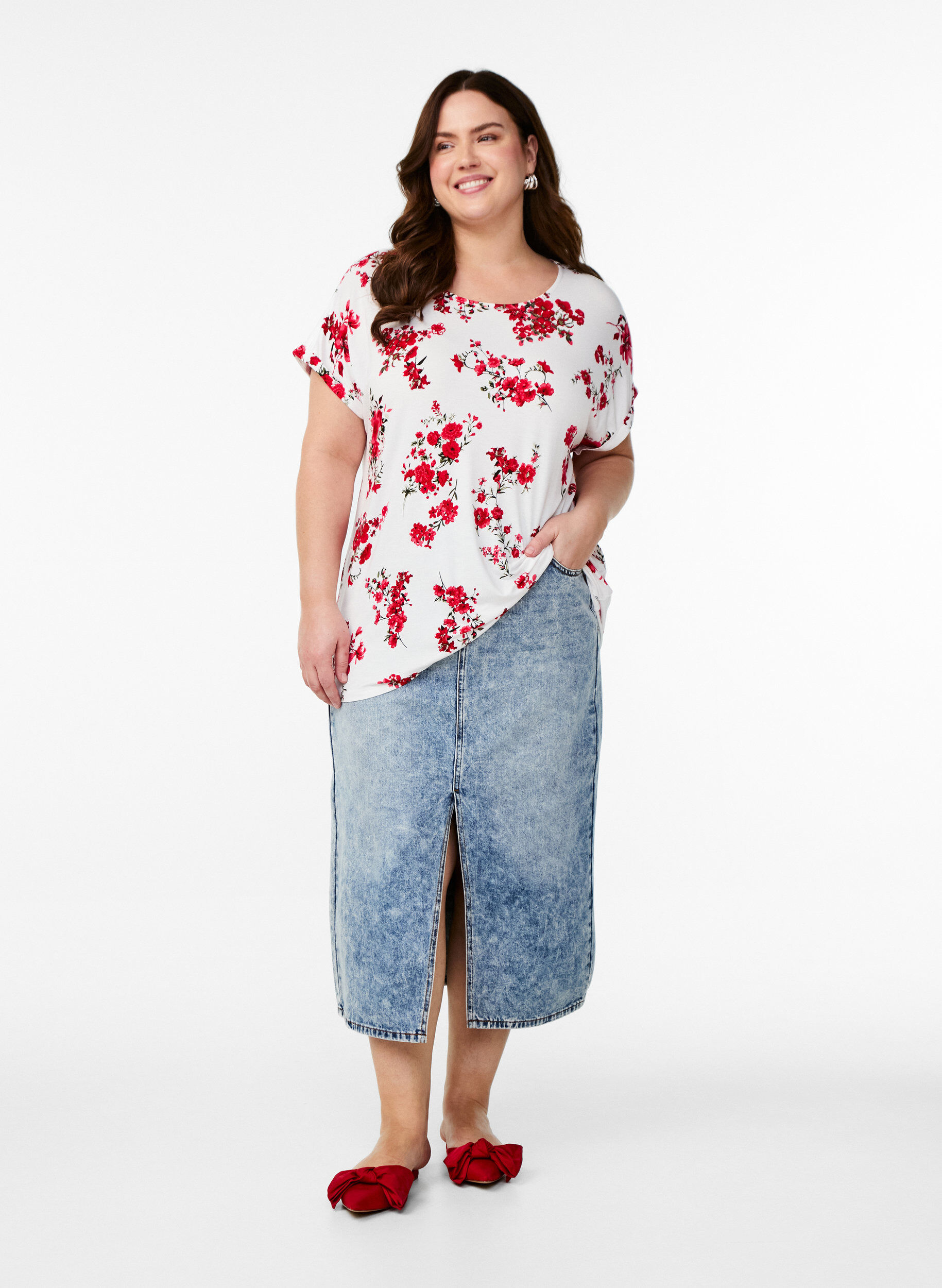 Zizzi T-skjorte med blomstertrykk, R&oslash;d, Model image number 1