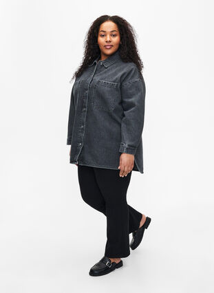 Zizzi Løstsittende denimjakke med knapper, Grey Denim, Model image number 2