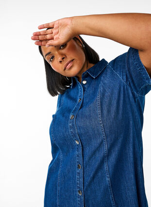 Zizzi Midi-lang denim skjortekjole, Blå, Model image number 2