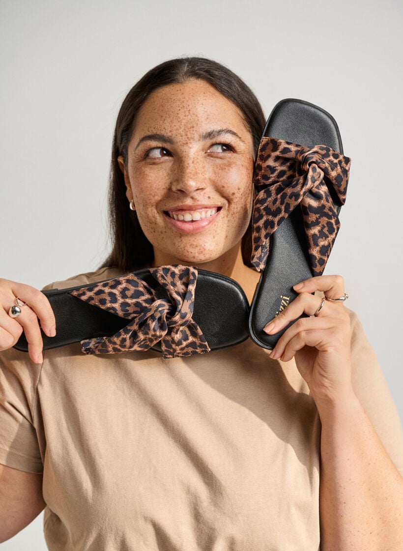 Flate sandaler med kryssede satinstropper, Brun, Image image number 0