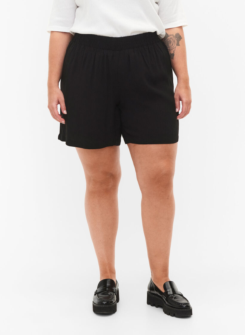 Shorts med løs passform i viskose, Black, Model image number 3