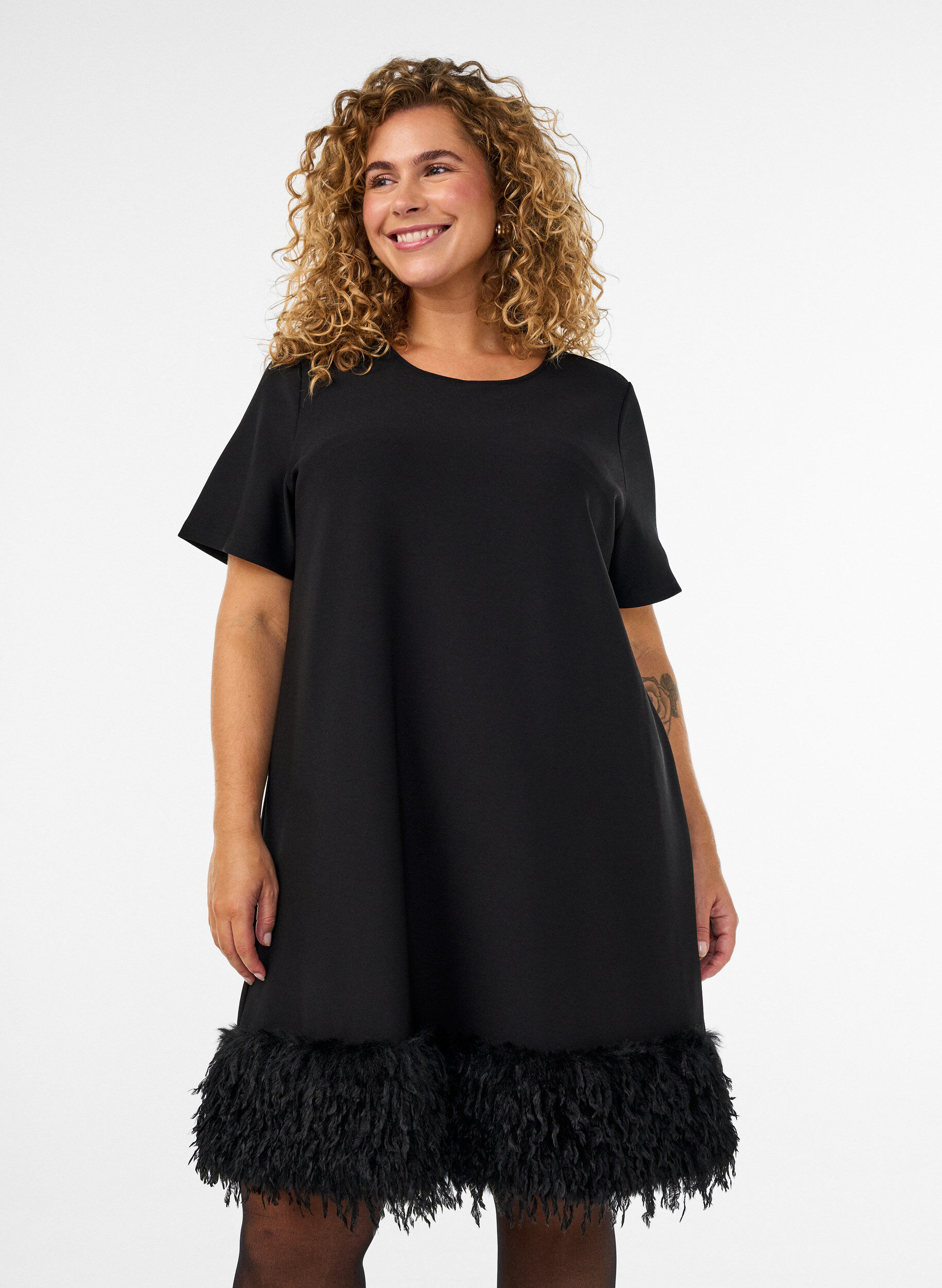 ZizziKort jerseykjole med fj&aelig;rkant, Svart, Model image number 0