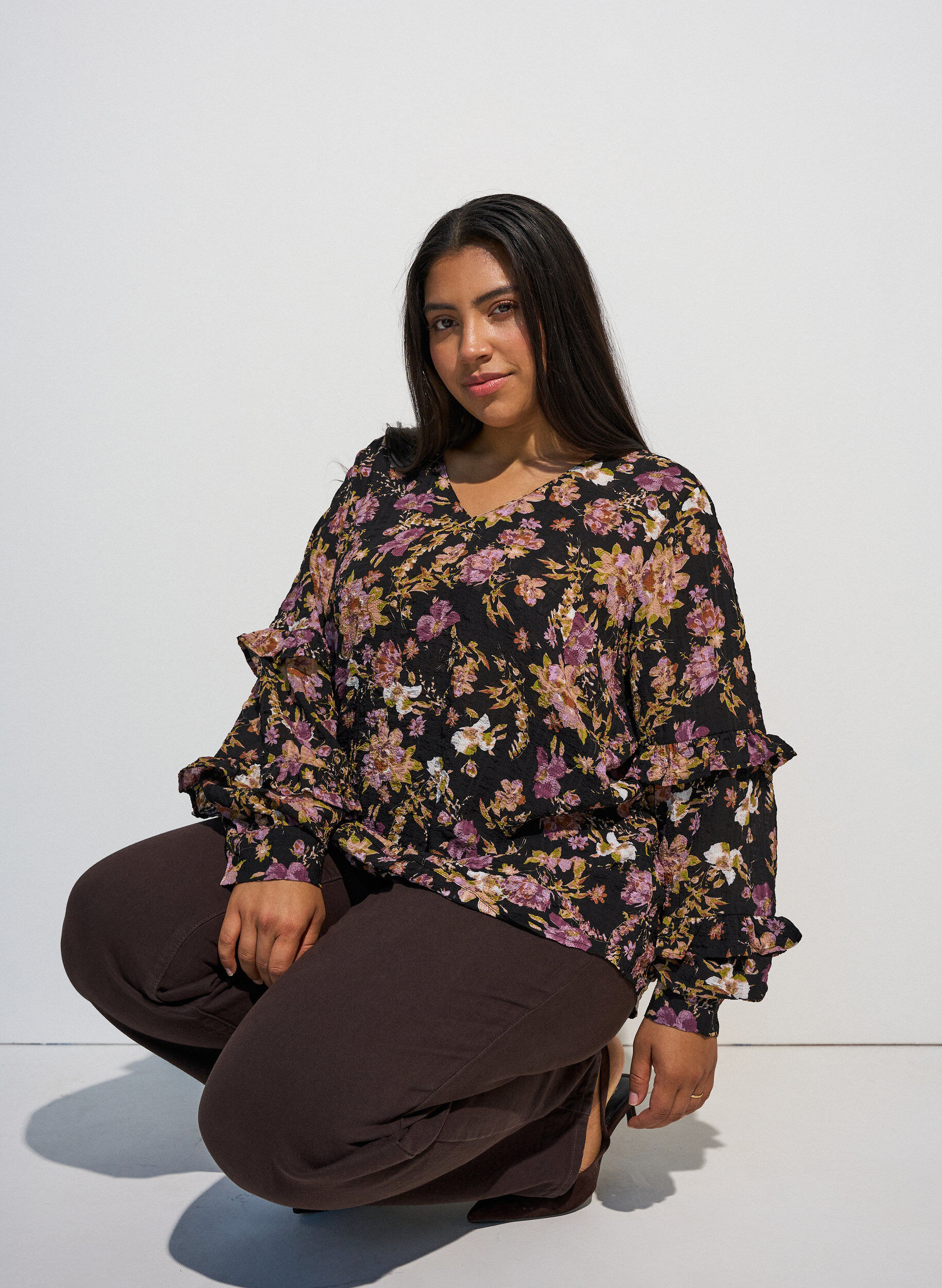 ZizziBluse med blomstertrykk og rysjedetaljer, Svart, Model image number 0