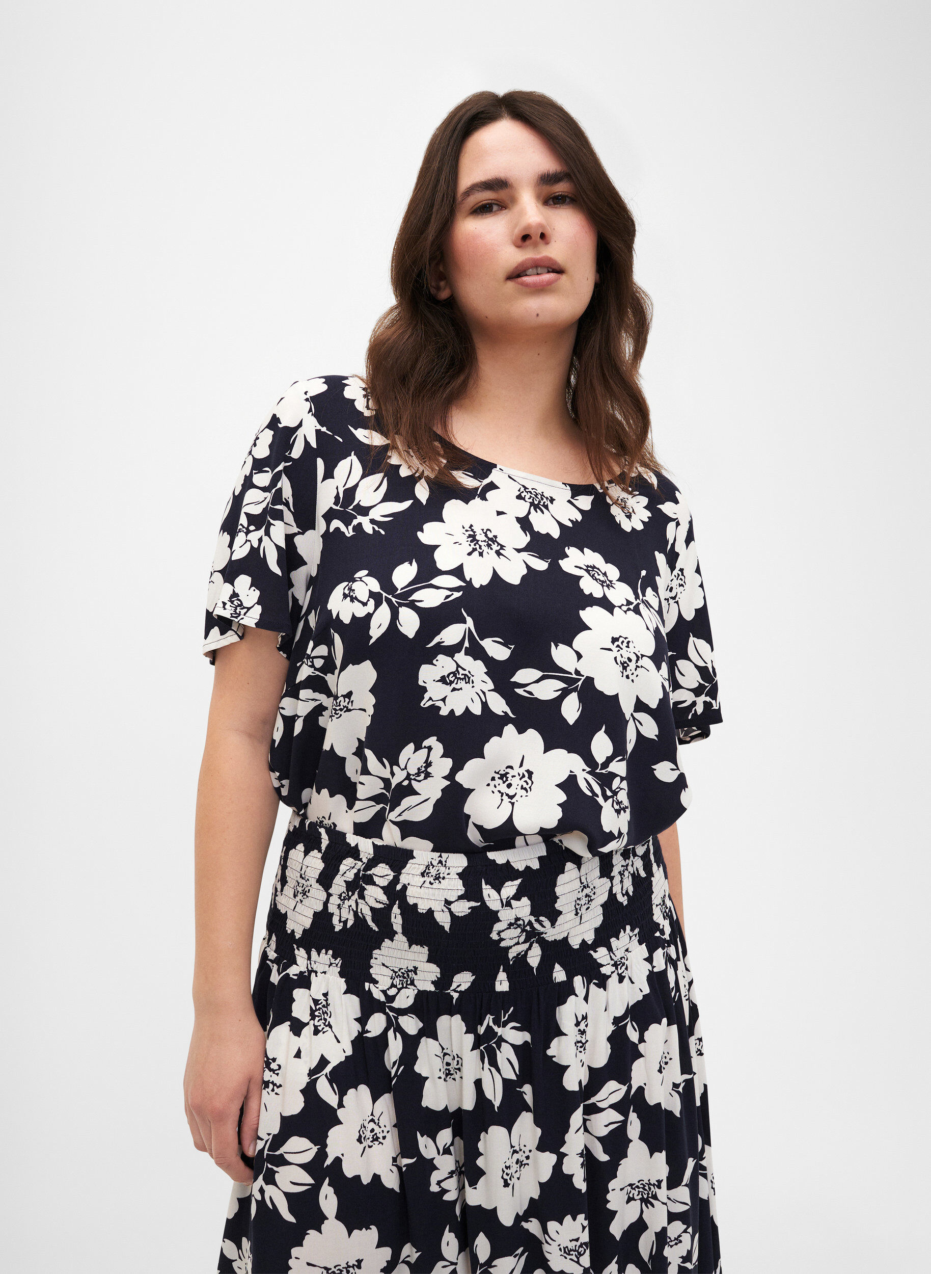 Zizzi FLASH - Kortermet bluse i viskose med trykk, Bl&aring;, Model image number 0