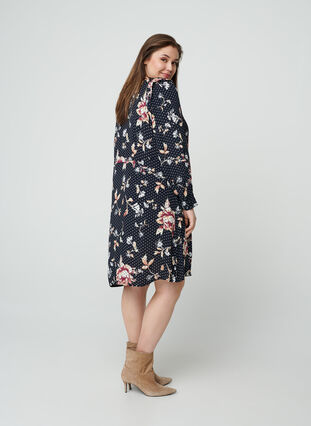 Langermet kjole i viskose, AOP: FLOWER, Model image number 1