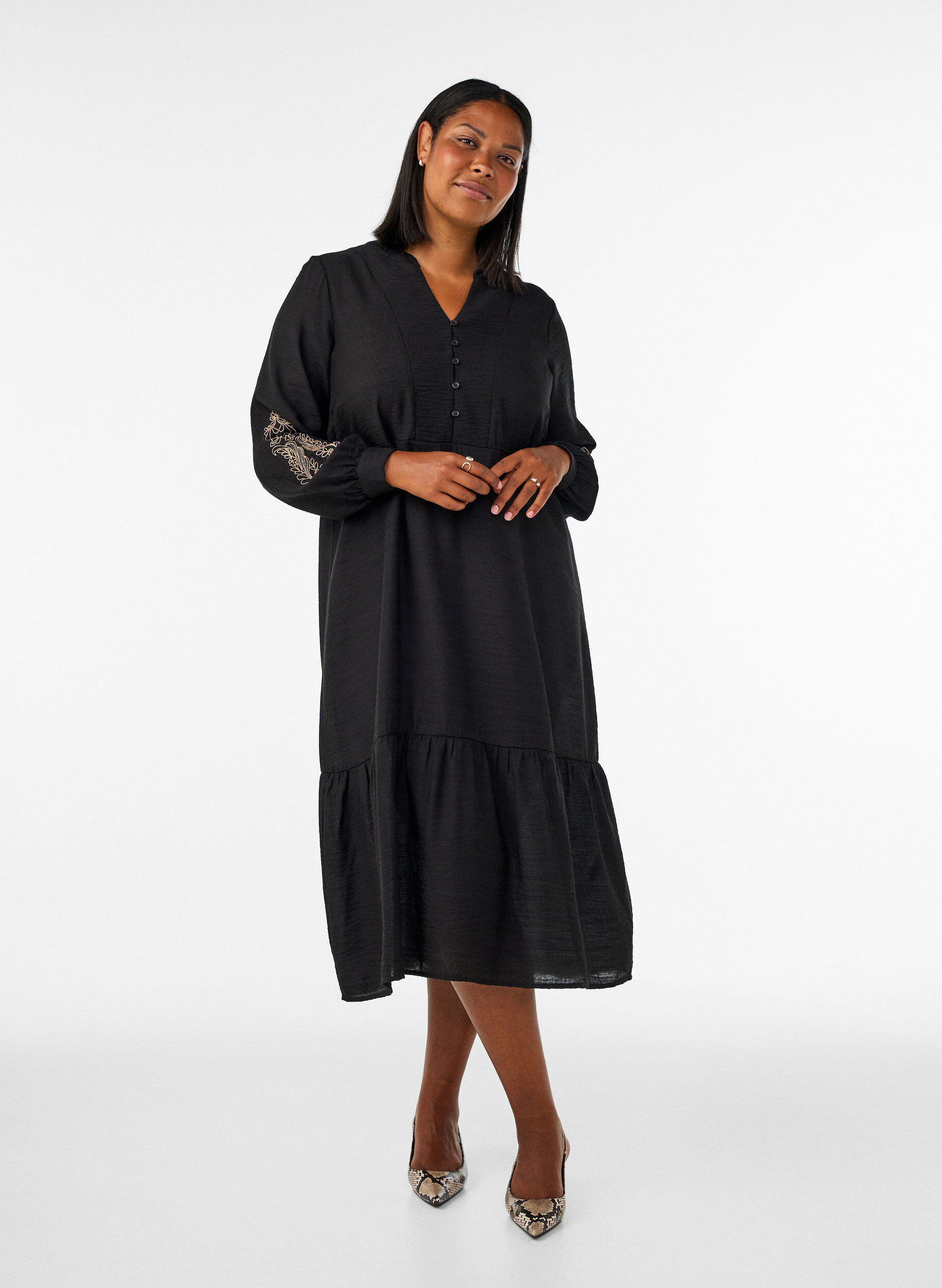 ZizziViskosekjole med broderi og lagdelte volanger, Svart, Model image number 0