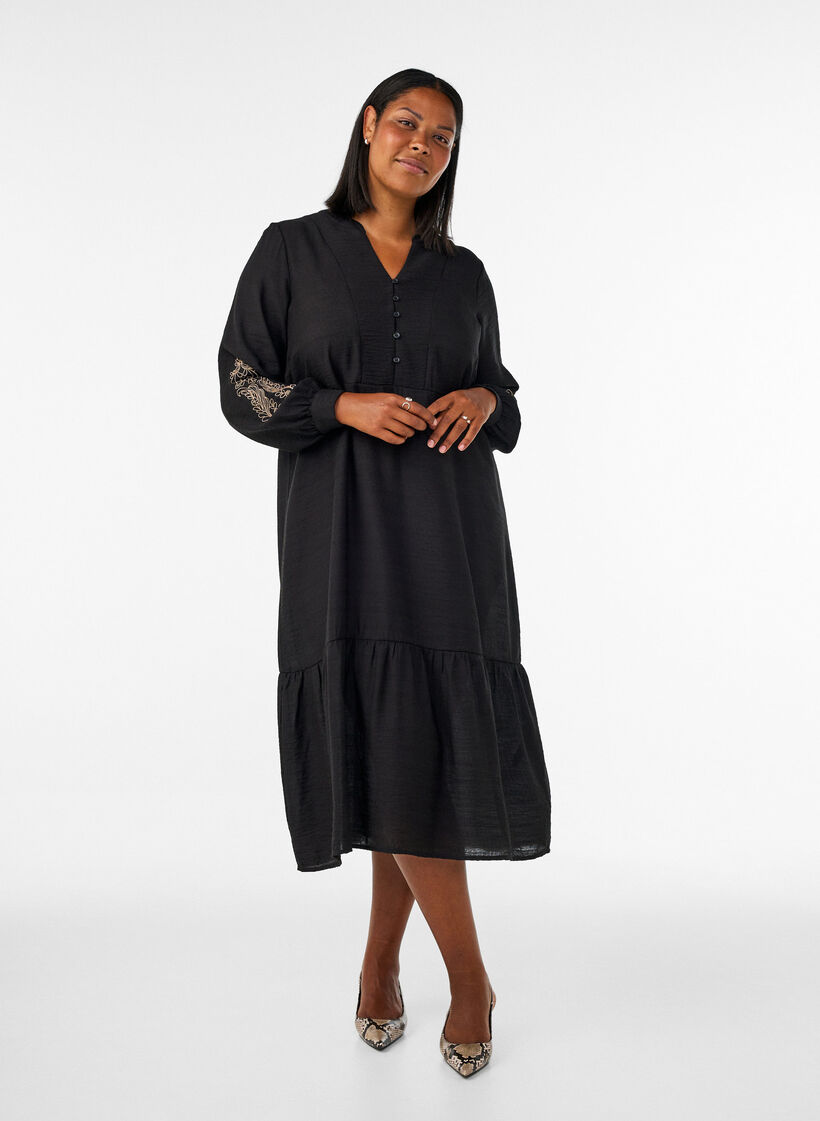 Viskosekjole med broderi og lagdelte volanger, Svart, Model image number 0