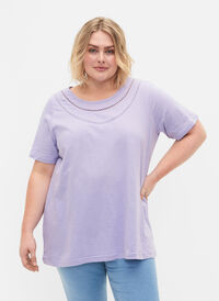 T-skjorte av bomull med blondekant, Lavender, Model