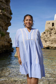 Blåstripet kjole med detaljer,  Blåstripet kjole med detaljer, , Model