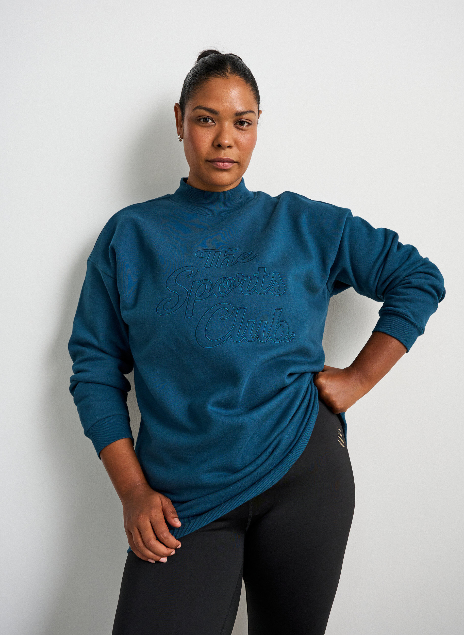 Lang genser med h&oslash;y hals og brodert tekst, Bl&aring;, Model