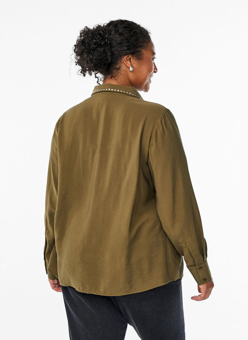 Skjorte med nagler, Dark Olive, Model