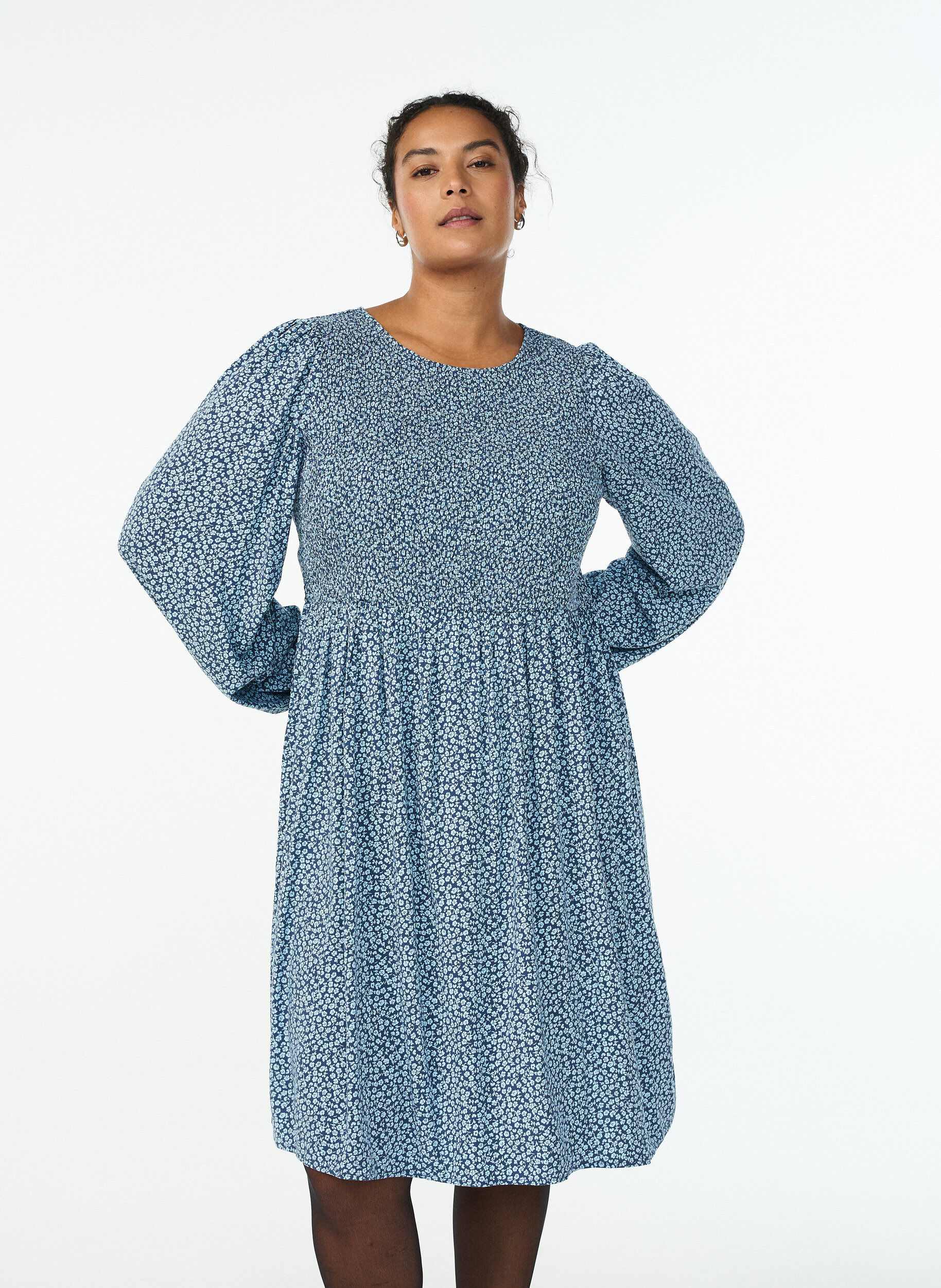 ZizziKjole med smocket topp og sm&aring;blomstret m&oslash;nster, Bl&aring;, Model image number 0