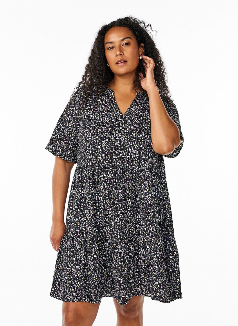 Kortermet kjole med A-lineskåret snitt og snittlinjer, Svart, Model image number 0