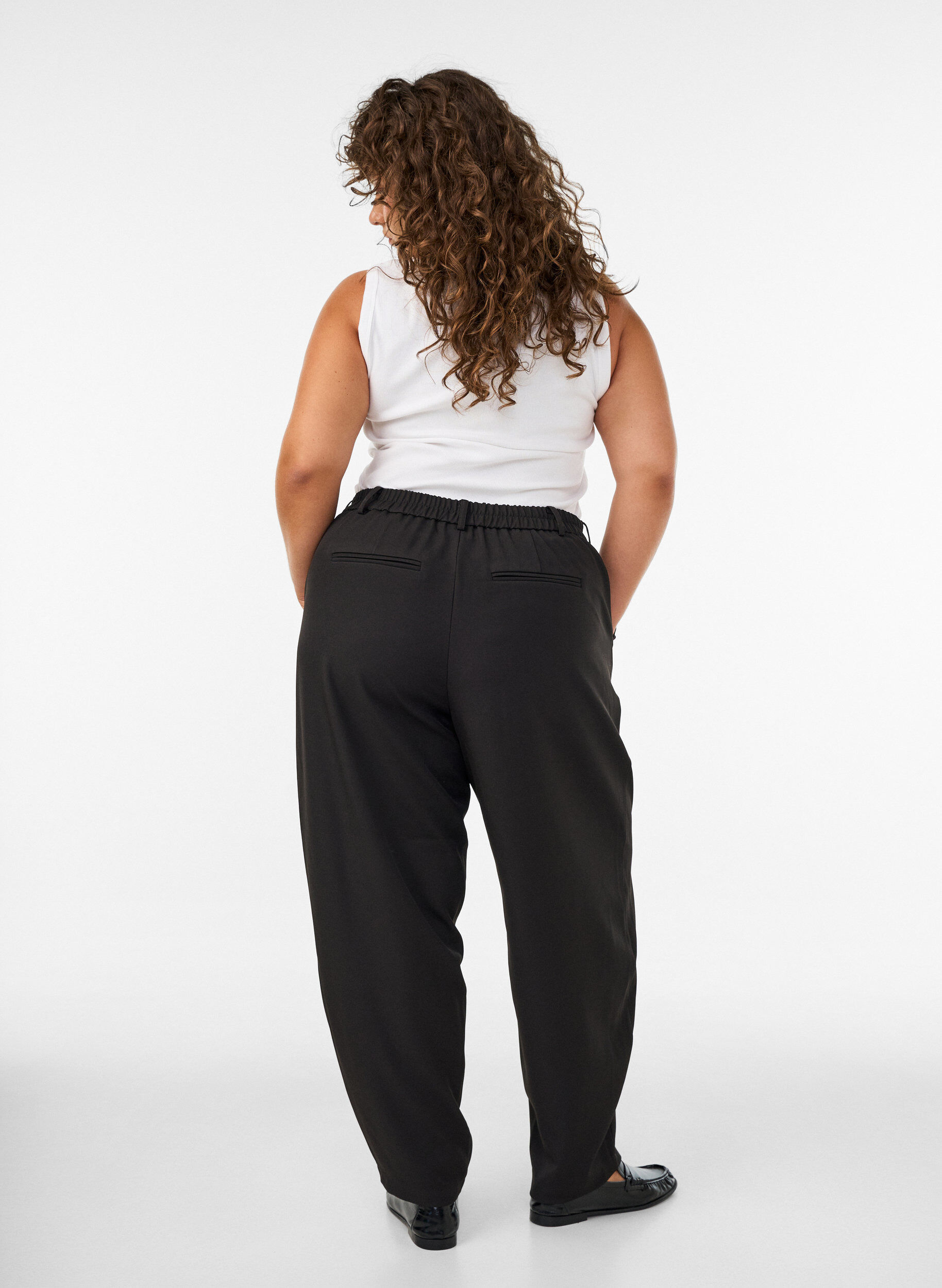 ZizziBukser med h&oslash;y midje og barrel fit, Svart, Model image number 2