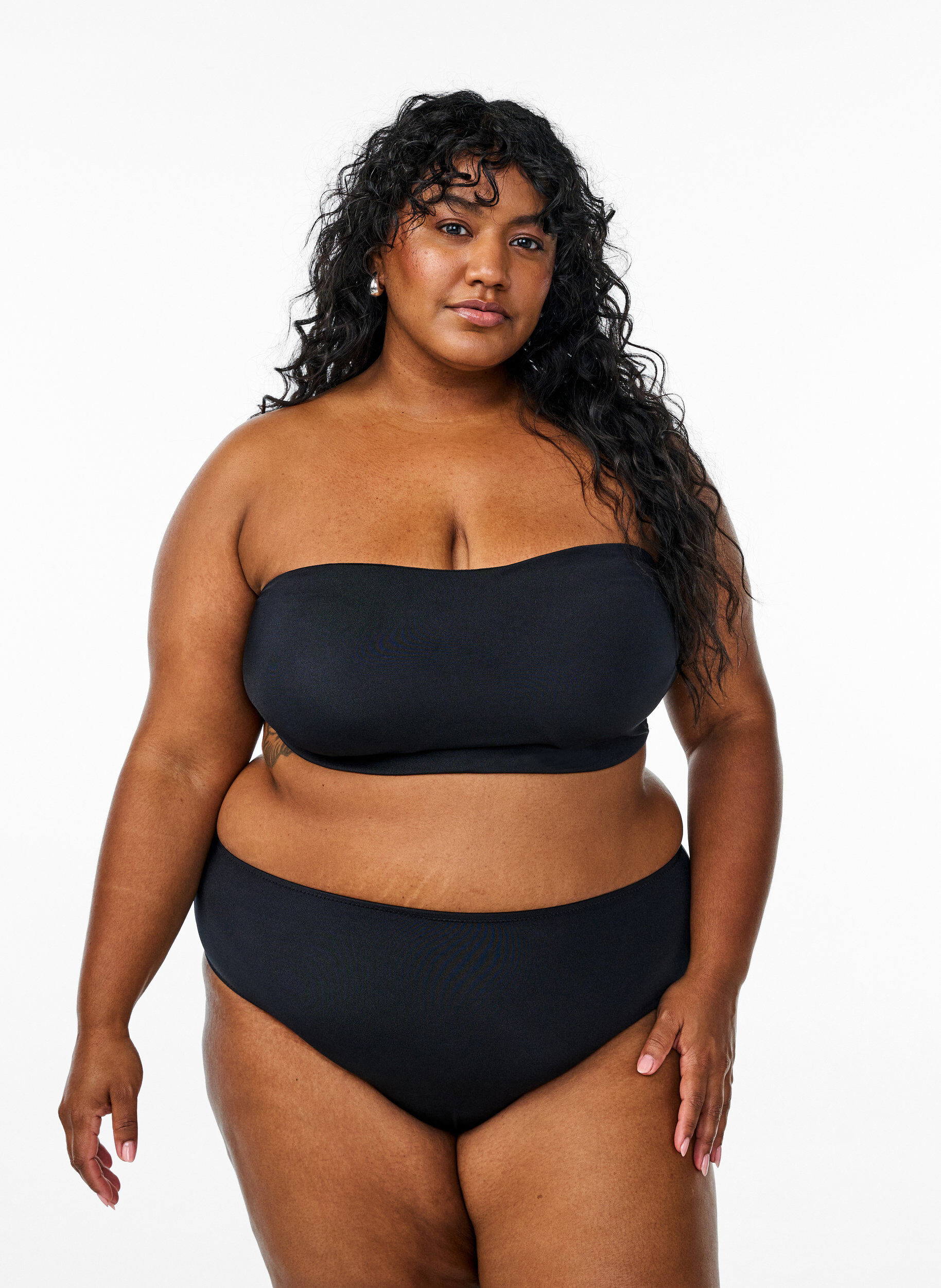 Zizzi Ensfarget bandeau-bikinitopp, Svart, Model image number 1