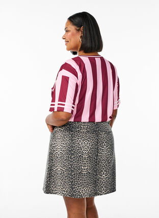 Zizzi Kort denimskjørt med dyretrykk og en A-line fasong, Leopard, Model image number 1