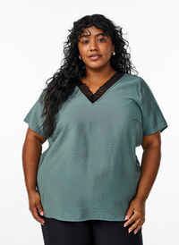 Kortermet bluse i viskose med blondekant, Grønn Kortermet bluse i viskose med blondekant, Grønn, Model
